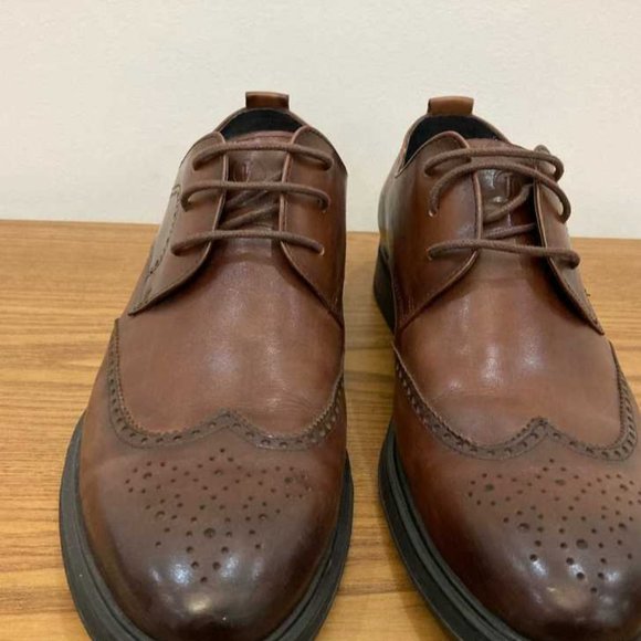Brown Oxford shoes